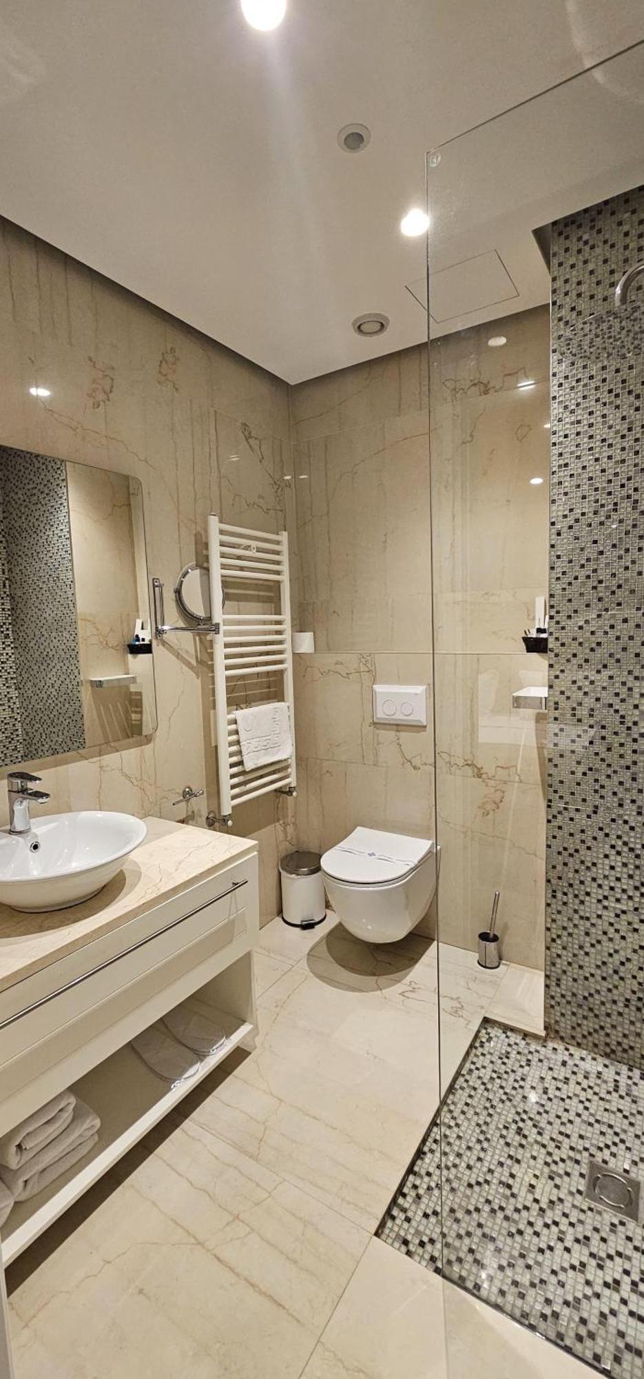 Queen Hotel 4*