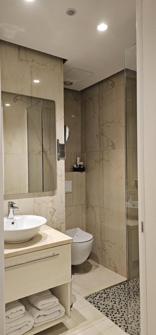 Queen Hotel Selitë e Vogël