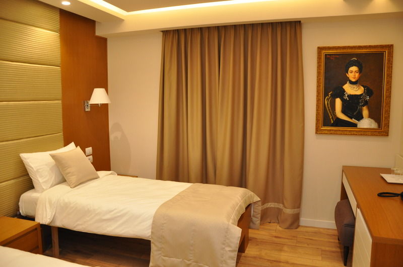 Queen Hotel 4*