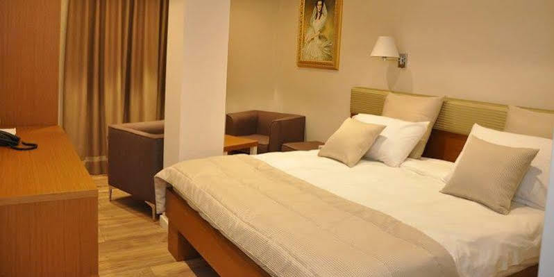 Queen Hotel Selitë e Vogël